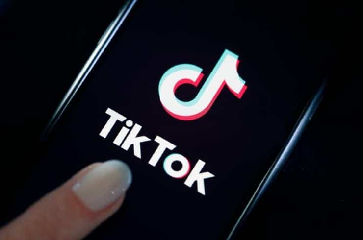 Le réseau social TikTok dans le viseur des consommateurs européens